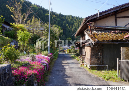 連接妻籠宿和彌流之宿的舊中山道風景[長野縣木曾郡] 106441681