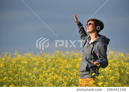 Girl listening to music in the outdoors 106442148