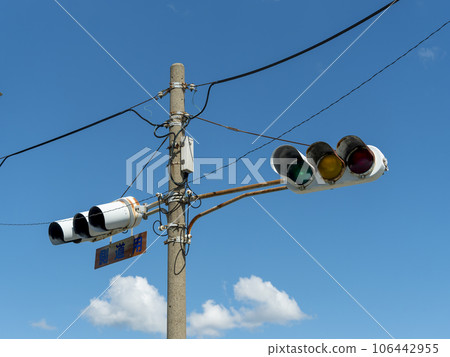 Rusty old light bulb traffic light Rusty old light bulb traffic light 106442955