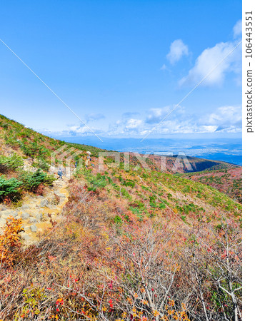 秋季攀登安多樂山:從峰之辻附近眺望福島市 秋季攀登安多樂山:從峰之辻附近眺望福島市 106443551