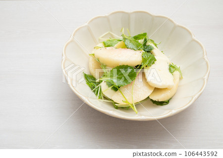 Peach caprese 106443592