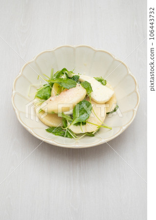 Peach caprese 106443732