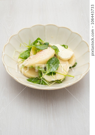 Peach caprese 106443733