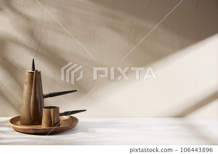 Various props with an autumn atmosphere in the warm afternoon sunlight. 106443896