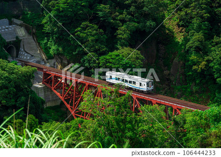 Daiichi Shirakawa Bridge and the view of the white train that shines in the countryside Minami Aso Railway (all lines open, from Takamori Station to Tateno Station) 106444233
