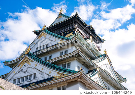 秋日晴空和紅葉渲染下的大阪城天守閣(大阪府大阪市) 秋日晴空和紅葉渲染下的大阪城天守閣(大阪府大阪市) 106444249