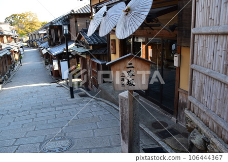 日本京都的春天：二年坂和復古購物街；鵝卵石路邊建著信息牌 106444367