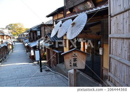 日本京都的春天：二年坂和復古購物街；鵝卵石路邊建著信息牌 106444368