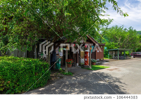 清新的綠色風景中閃耀的朝陽站的風景 南阿蘇鐵道（全線開通，從高森站到館野站） 106444383