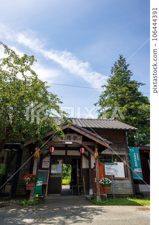 Choyo Station scenery that stands out against the fresh greenery of Minami Aso Railway (all lines now open, from Takamori Station to Tateno Station) 106444391