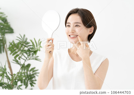 牙齒美容的女人 106444703