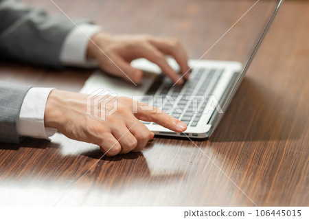 Business male computer at hand 106445015