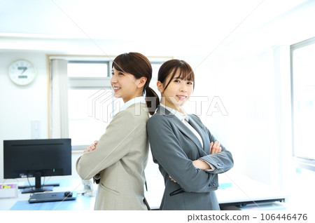前輩和後輩在工作中關係融洽的形象 106446476