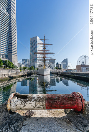 帆船日本丸和紅白木材反射在藍天和水面上 帆船日本丸和紅白木材反射在藍天和水面上 106447728