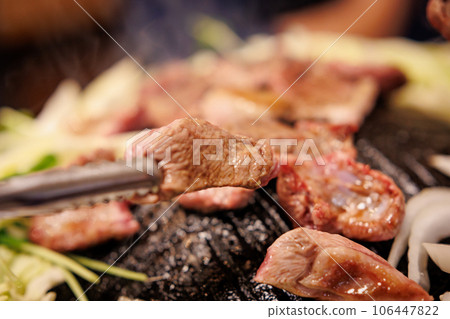 用成吉思汗鍋烤生羊肉 106447822