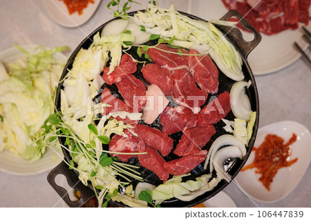 用成吉思汗鍋烤生羊肉 106447839