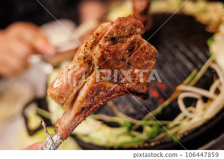 baked lamb chops 106447859