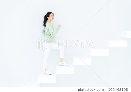 站立台階的一個少婦 站立台階的一個少婦 106448108