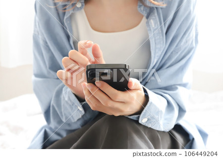 Hands of women who use smartphones 106449204