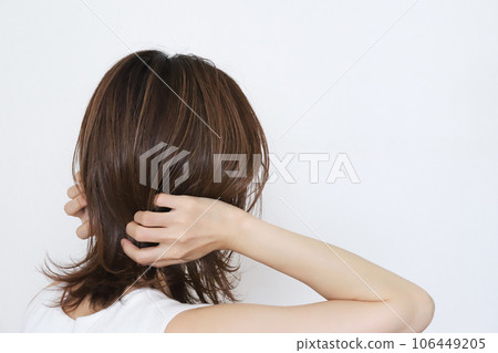 一個女人撫摸她的頭髮 106449205