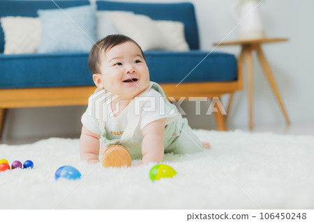 baby in the living room 106450248