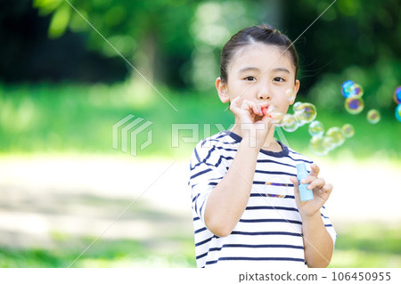 使用與肥皂泡的小學女孩 106450955