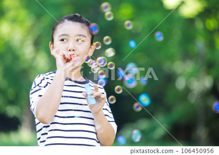 使用與肥皂泡的小學女孩 106450956