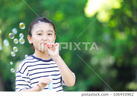 使用與肥皂泡的小學女孩 使用與肥皂泡的小學女孩 106450962