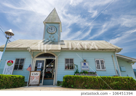 夏天的天空中閃耀著可愛的尖尖樹木的車站（阿蘇白河站） 南阿蘇鐵道（高森站～館野站全線開通） 106451394