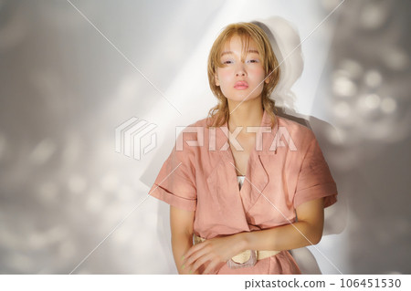 光與影的時尚女性肖像形象 光與影的時尚女性肖像形象 106451530