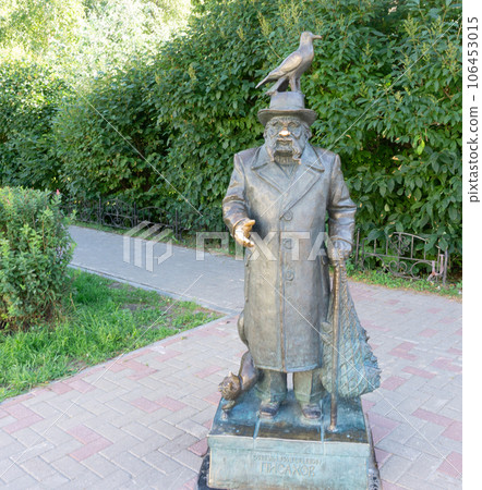 ARKHANGELSK, RUSSIA - July, 29, 2023: statue of Stepan Pisakhov on Chumbarov-Luchinsky street. ARKHANGELSK, RUSSIA - July, 29, 2023: statue of Stepan Pisakhov on Chumbarov-Luchinsky street. 106453015