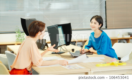 在服裝設計辦公室工作的女性 106453041