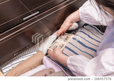 [A housewife who hides a wad of money in the drawer] 106457578