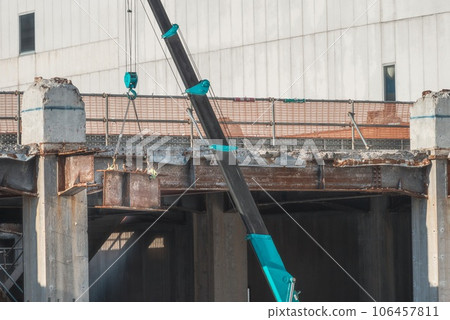 拆除工作期間起重機運輸切割鋼框架 106457811