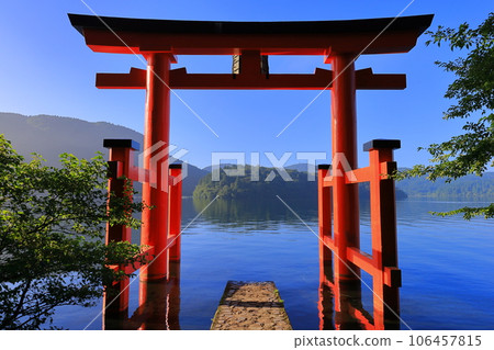箱根神社鳥居（蘆之湖） 106457815