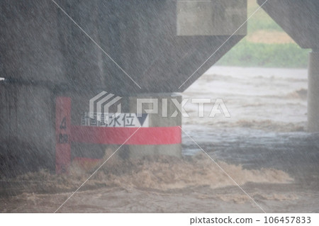 A river swollen due to heavy rain from a typhoon 106457833
