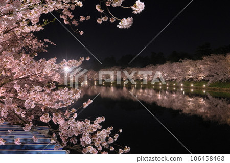 青森縣弘前市下白金町弘前公園西護城河周圍的染井吉野櫻花樹和水面上的水鏡 106458468