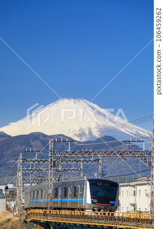 Kanagawa_ Spectacular views of the Odakyu Line and Mt. Fuji from Odawara 106459262