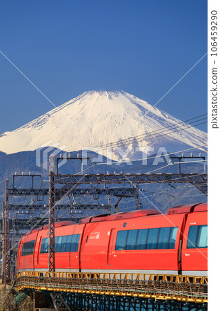 神奈川_小田急線浪漫特快車和從小田原看到的富士山 106459290