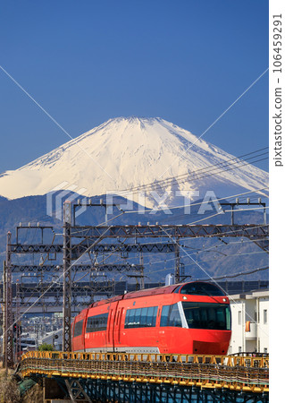 神奈川_小田急線浪漫特快車和從小田原看到的富士山 神奈川_小田急線浪漫特快車和從小田原看到的富士山 106459291