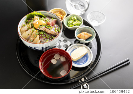 Bowl of rice topped with sashimi  106459432