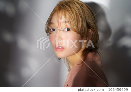 光與影的時尚女性肖像形象 光與影的時尚女性肖像形象 106459499