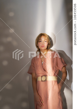 光與影的時尚女性肖像形象 106459506