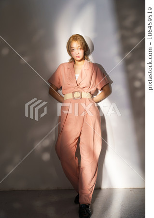 光與影的時尚女性肖像形象 106459519