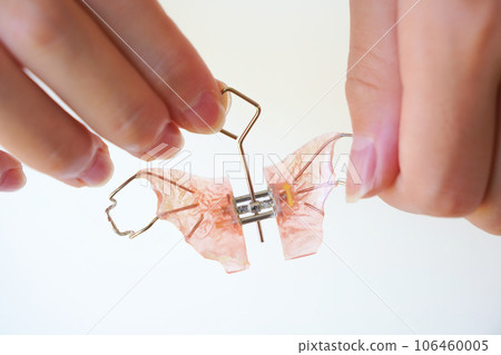 Adjustment of children's orthodontic appliances 106460005