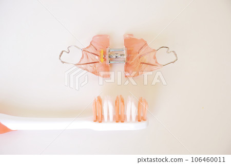 Cleaning children's orthodontic appliances Cleaning children's orthodontic appliances 106460011