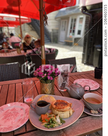 在露台上享用午餐 奶油雞肉派和茶 106460355