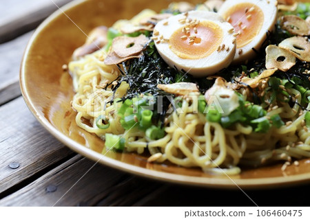 Homemade abura soba noodles topped with seasoned egg - Soupless ramen 106460475