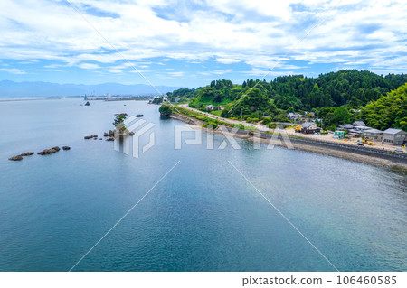 無人機攝影 | 夏季藍天清爽、景色壯麗的旅遊勝地雨晴海岸的航拍 | 富山縣高岡市 106460585