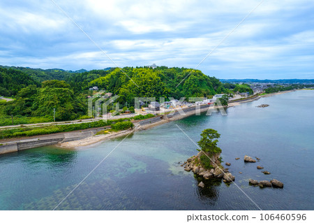 Drone photography | Aerial photography of Amaharashi Coast, a tourist attraction with refreshing blue skies and spectacular views in summer | Takaoka City, Toyama Prefecture 106460596